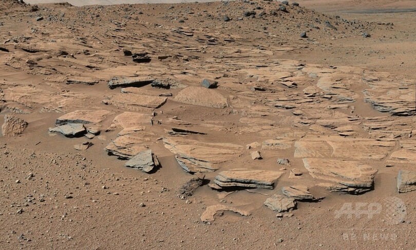 火星の山、湖の堆積物で形成された可能性 NASA