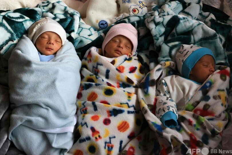 ガザ避難先で四つ子出産、疲弊する両親