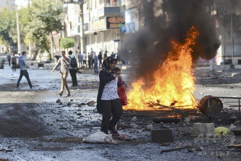 トルコ各地で「イスラム国」対策要求デモ、衝突で12人死亡 
