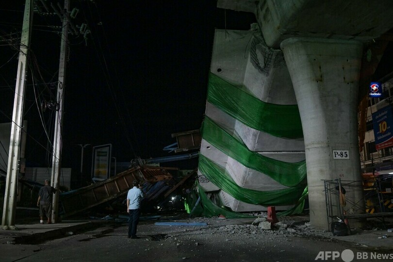 建設中の高架道路が崩落、死者2人に タイ・バンコク