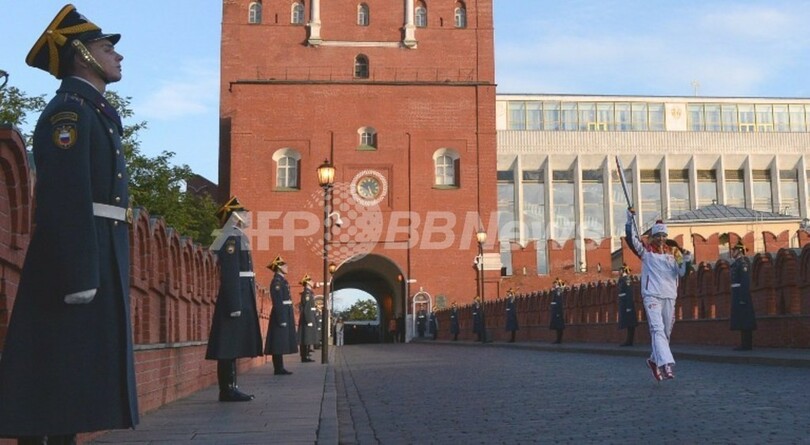 モスクワで聖火リレーがスタート、火が消えるハプニングも