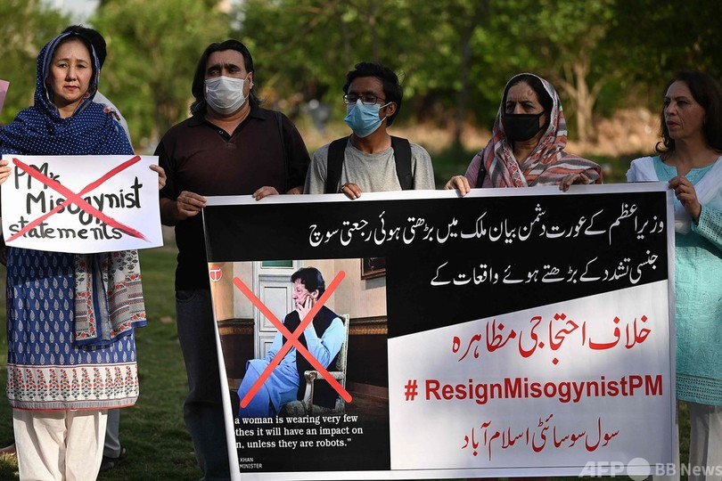 レイプの原因は女性の「露出の多い服装」、パキスタン首相発言に非難殺到