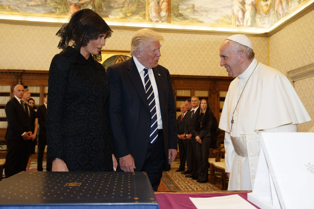 トランプ氏の体形に皮肉? ローマ法王の冗談が話題に トランプ氏の体形に皮肉? ローマ法王の冗談が話題に