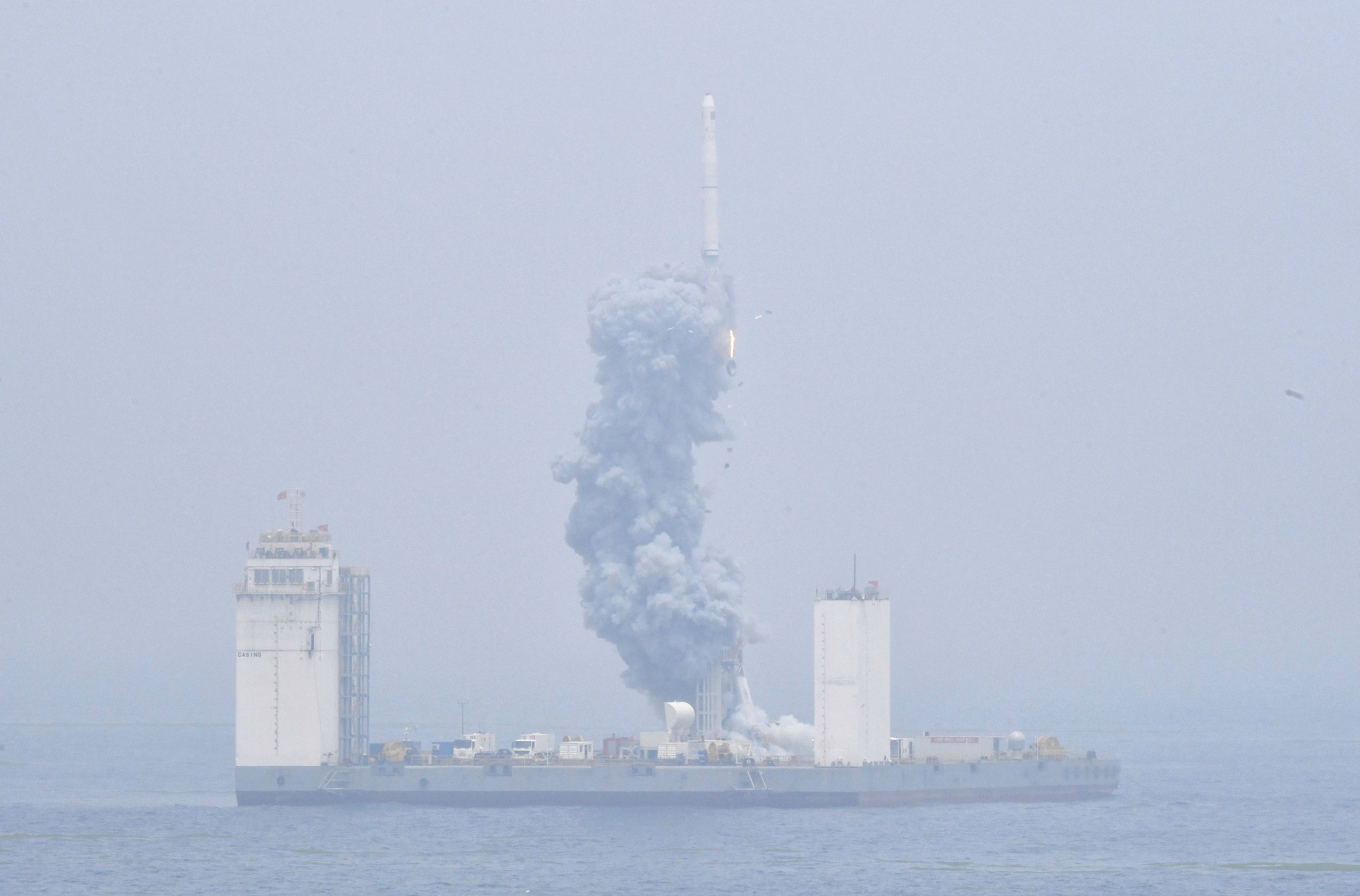 中国、運搬ロケットの海上打ち上げ試験に成功