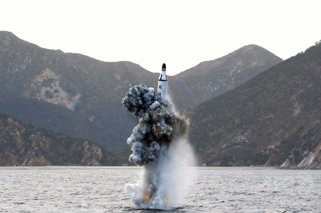 北朝鮮が潜水艦ミサイル発射 安倍首相「日本の防空識別圏に初」 北朝鮮が潜水艦ミサイル発射 安倍首相「日本の防空識別圏に初」