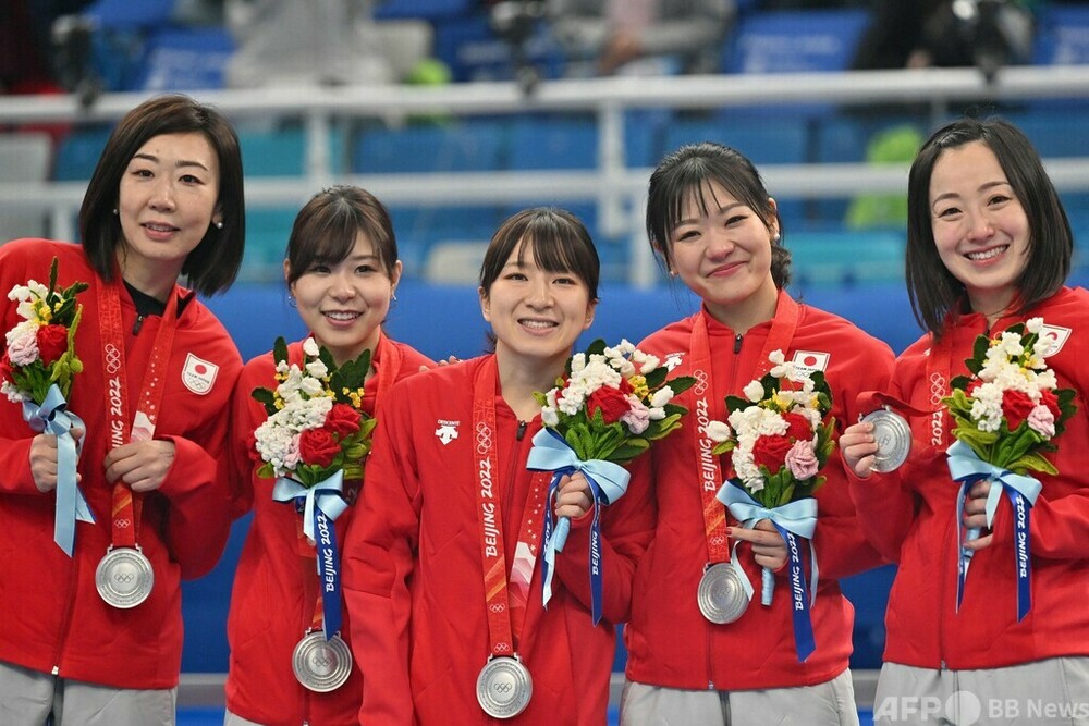 日本に銀メダル授与 カーリング女子、北京冬季五輪 写真6枚 国際 
