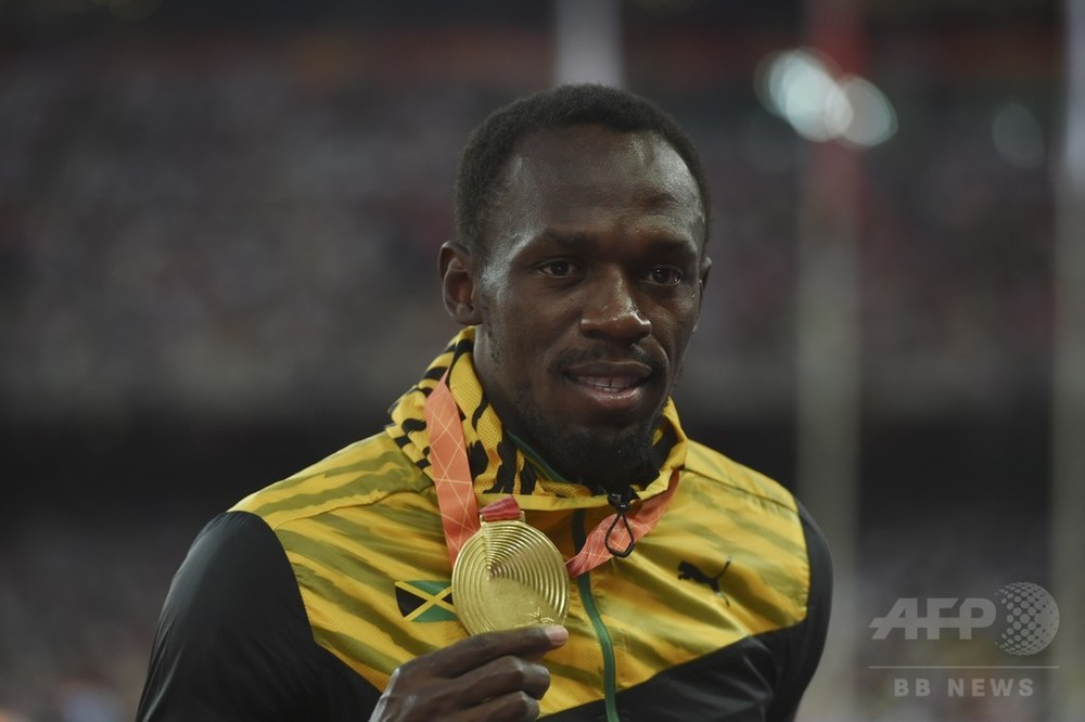 金メダルを手にするボルト、男子100m表彰式―第15回世界陸上 写真10枚