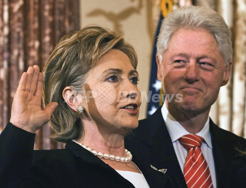 ビル・クリントン氏、妻の借金返済のために「身売り」？