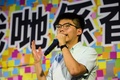 香港民主派による大規模抗議行動「雨傘運動」の4周年を機に行政府本部庁舎の外で行われた集会で演説する、民主活動家で政党「香港衆志（デモシスト）」党員の黄之鋒氏（2018年9月28日撮影）。(c)Anthony WALLACE / AFP