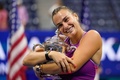全米オープンテニス、女子シングルス決勝。トロフィーを抱えて優勝を喜ぶアリーナ・サバレンカ（2024年9月7日撮影）。(c)TIMOTHY A. CLARY/AFP