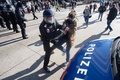 オーストリアの首都ウィーンで行われた新型コロナウイルス対策の制限措置に抗議するデモで、警戒線を越えようとする参加者（2021年3月6日撮影）。(c)ALEX HALADA / AFP