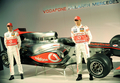 フォーミュラワン（F1、F1世界選手権）に参戦するマクラーレン・メルセデス（%%McLaren-Mercedes%%）は29日、2010シーズンの新型車「MP4-25」を発表した。写真は発表会に出席するジェンソン・バトン（%%Jenson Button%%、左）とルイス・ハミルトン（%%Lewis Hamilton%%）。（2010年1月29日撮影）(c)AFP/ADRIAN DENNIS