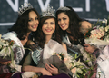 2009年ミス・ユニバース（Miss Universe）のマレーシア代表最終選考会が30日、クアラルンプール（Kuala Lumpur）で開催され、Joanne Belle Ng Li Vunさんが代表に選ばれた。Joanne Belle Ng Li Vunさんは8月にバハマ（Bahamas）で開催される世界大会に出場する。写真は、最終選考会で優勝したJoanne Belle Ng Li Vunさん（中央）、2位のCassandra Patrickさん（左）、3位のClaudia Tania Sibert さん（2009年5月30日撮影）。(c)AFP/KAMARUL AKHIR