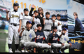 ブラット・ピット（Brad Pitt）主演の新作映画『マネー・ボール（Moneyball）』のジャパンプレミアが9日、都内で開催され、来日中のピットがアンジェリーナ・ジョリー（Angelina Jolie）とともに登場した。同作品は11日から全国ロードショーとなる。写真は、被災地から招待した野球少年たちと記念撮影を行うピット（2011年11月9日撮影）。(c)AFP/KAZUHIRO NOGI