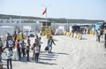 トルコ・イスタンブールの新空港建設現場の入り口で、警察のバリケード近くに待機する作業員たち（2018年9月15日撮影）。(c)BULENT KILIC / AFP