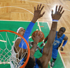 08-09NBA東カンファレンスプレーオフ準決勝、ボストン・セルティックス（%%Boston Celtics%%）対オーランド・マジック（%%Orlando Magic%%）第7戦。試合はマジックが101-82でセルティックスを下し、対戦成績を4勝3敗としてカンファレンス決勝に進出した。写真はゴール下から得点を狙うもマジックのドワイト・ハワード（%%Dwight Howard%%）に阻まれるセルティックスのポール・ピアース（%%Paul Pierce%%）。（2009年5月17日撮影）(c)AFP/Getty Images/NBAE/Brian Babineau