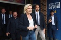 仏極右野党・国民連合のマリーヌ・ルペン前党首。北部エナンボーモンの国民議会選挙第1回投票の投票所で（2024年6月30日撮影）。(c)Francois LO PRESTI / AFP