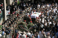 写真はベカー高原（%%Bekaa Valley%%）の村%%Saraain%%で21日、死亡した同僚の葬儀で敬意を表する政府軍の兵士たち。(c)AFP/HASSAN JARAH