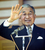 皇居で行われた恒例となっている新年の一般参賀で、詰めかけた参賀者に手を振る天皇陛下（2009年1月2日撮影）。(c)AFP/TOSHIFUMI KITAMURA