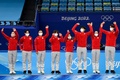 北京冬季五輪、フィギュアスケート団体戦。表彰式で喜ぶ日本の選手（2022年2月7日撮影）。(c)WANG Zhao / AFP