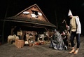チェコ東部モラバ（Moravia）地方のロジュノフ（Roznov）にあるリトル・ウッデン・タウン（Little Wooden Town）で、キリスト（Jesus Christ）降誕劇を上演する役者や動物たち（2013年12月22日撮影）。(c)AFP/RADEK MICA
