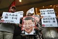 香港で、中国の習近平国家主席が描かれたプラカードを手にシュプレヒコールを上げる民主派活動家（2019年12月18日撮影）。(c)Philip FONG / AFP