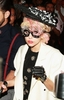 米ニューヨーク（New York）で開催されたマーク・ジェイコブス10年春夏コレクション（Marc Jacobs Spring 2010）に出席する米歌手レディー・ガガ（2009年9月14日撮影）。(c)AFP/Getty Images/Stephen Lovekin