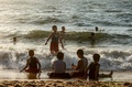 パレスチナ自治区ガザ地区の浜辺で遊ぶ子どもたち（2022年6月15日撮影）。(c)SAID KHATIB / AFP