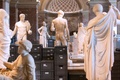 仏パリのルーブル美術館で、セーヌ川の氾濫を受けて展示室に移された、美術品を収納した箱（2016年6月3日撮影）。(c)AFP/GEOFFROY VAN DER HASSELT 