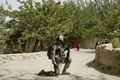 アフガニスタンのカンダハル（Kandahar）州でパトロール中の米陸軍の兵士（2010年7月24日撮影）。(c)AFP/Manpreet ROMANA