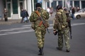 ウクライナ東部ドネツク（Donetsk）市内を巡回する親ロシア派の戦闘員ら（2014年11月12日撮影）。(c)AFP/MENAHEM KAHANA