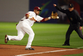 第2回ワールド・ベースボール・クラシック（%%2009 World Baseball Classic%%）2次ラウンド2組1位決定戦、米国戦でライン際の打球にグラブを伸ばすベネズエラのマックス・ラミレス（%%Max Ramirez%%）。（2009年3月18日撮影）(c)AFP/Getty Images/Doug Benc