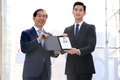韓国・ソウル（Seoul）で同市の広報大使に任命された、俳優のキム・スヒョン（Kim Soo-Hyun、右、2014年10月25日撮影）。(c)STARNEWS

