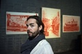 「陶弘景」として描いた作品の前で取材に応じるフランス人アーティストのアレクサンドル・ウエリ氏。中国・北京赤門画廊で（2015年11月4日撮影）。(c)AFP/GREG BAKER