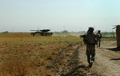 2007年6月19日、バクバ（Baquba）郊外で掃討作戦を展開するストライカー旅団戦闘チームの兵士（2007年6月20日米軍提供）。(c)AFP/STAFF SGT. ANTONIETA RICO