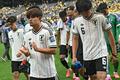 日本、W杯16強ならず 王国ブラジルに逆転負け サッカーW杯北中米大会・決勝トーナメント1回戦、ブラジル対日本。敗戦に落胆する久保建英(中央)ら日本の選手(2026年6月29日撮影)。(c)Paul ELLIS / AFP
