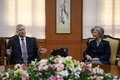 韓国の首都ソウルにある外務省で、同国の康京和（カン・ギョンファ）外相（右）との会談で話を聞く米国のスティーブン・ビーガン北朝鮮担当特使（左、2019年2月9日撮影）。(c)Ed JONES / AFP