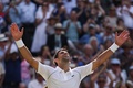 テニス、ウィンブルドン選手権、男子シングルス決勝。優勝を喜ぶノバク・ジョコビッチ（2022年7月10日撮影）。(c)Adrian DENNIS / AFP