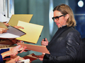 ブラット・ピット（Brad Pitt）主演の新作映画『マネー・ボール（Moneyball）』のジャパンプレミアが9日、都内で開催され、来日中のピットがアンジェリーナ・ジョリー（Angelina Jolie）とともに登場した。同作品は11日から全国ロードショーとなる。写真は、詰めかけたファンにサインをするピット（2011年11月9日撮影）。(c)AFP/KAZUHIRO NOGI