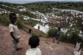 コンゴ民主共和国南東部タンガニーカ州カレミエにある国内避難民（IDP）キャンプを見下ろす子どもたち（2018年3月20日撮影）。(c)AFP / John Wessels