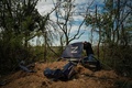 ウクライナ南部で、ロシア軍が放棄した陣地に放置された「Z」マークが書かれた車の残骸（2022年10月9日撮影）。(c)Dimitar DILKOFF / AFP