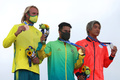 東京五輪、サーフィン男子の表彰式に臨む（左から）銅メダルを獲得したオーストラリアのオーウェン・ライト、金メダルを獲得したブラジルのイタロ・フェレイラ、銀メダルを獲得した五十嵐カノア（2021年7月27日撮影）。(c)Yuki IWAMURA / AFP
