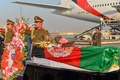 アフガニスタンの首都カブールの空港で、日本人医師、中村哲さんのひつぎの横に立つ儀仗（ぎじょう）兵ら（2019年12月7日撮影）。(c)NOORULLAH SHIRZADA / AFP