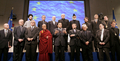 写真は会議を終え、集合写真撮影に臨むチベットの精神的指導者ダライ・ラマ（%%Dalai Lama%%）14世（左から4人目）とバローゾEC委員長（中央）。(c)AFP/GERARD CERLES