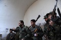 イドリブに集まった反政府武装勢力「自由シリア軍（FSA）」（2012年2月16日撮影）。(c)AFP / Bulent Kilic
