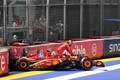 24F1第18戦シンガポールGP予選。クラッシュ後にマシンを降りるフェラーリのカルロス・サインツ・ジュニア（2024年9月21日撮影）。(c)MOHD RASFAN/POOL /AFP