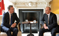 英ロンドン（London）の首相官邸で会談するロシアのウラジーミル・プーチン（Vladimir Putin）大統領（右）とデービッド・キャメロン（David Cameron）英首相（2013年6月16日撮影）。(c)AFP/ANTHONY DEVLIN