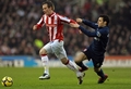 09-10イングランド・プレミアリーグ、ストーク・シティ（%%Stoke City%%）対アーセナル（%%Arsenal%%）。試合はアーセナルが3-1で勝利した。写真はアーセナルのセスク・ファブレガス（%%Cesc Fabregas%%）を振り切るストーク・シティのグレン・ウィーラン（%%Glenn Whelan%%）。（2010年2月27日撮影）(c)AFP/Paul Ellis