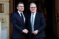 握手を交わすキア・スターマー英首相とエマニュエル・マクロン仏大統領。英ロンドンで（2025年3月2日撮影）。(c)Toby Melville / POOL / AFP