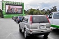 メキシコ・メキシコ市のサーキット、アウトドローモ・エルマノス・ロドリゲスに設置されたドライブインシアターで、映画を観賞する観客（2020年7月26日撮影）。(c) PEDRO PARDO / AFP